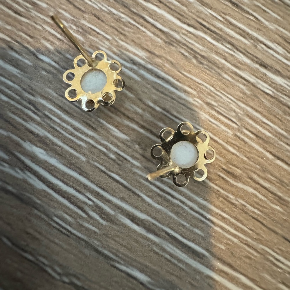 14KT gold filigree stud earrings with opal cabochon - Picture 4 of 5